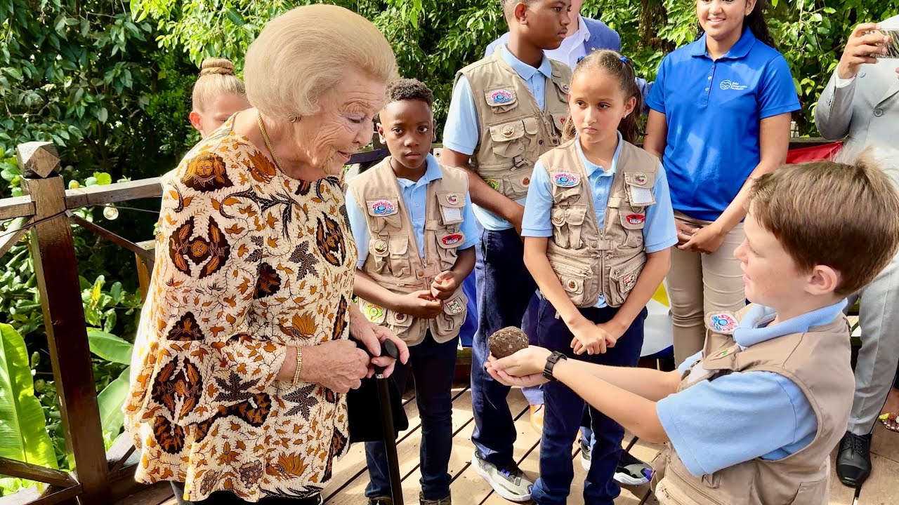 Beatrix blikt terug en vliegt terug van Saba naar St Maarten