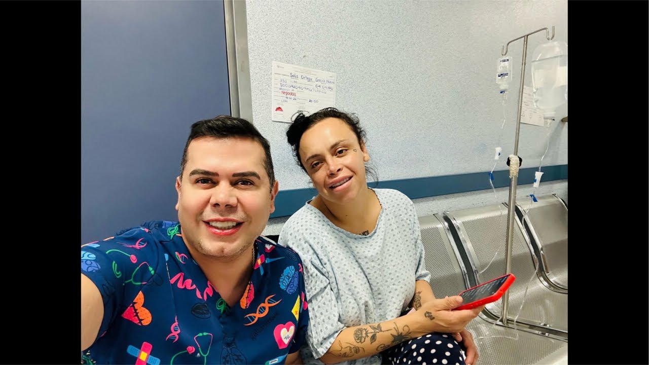 Aquí en el hospital cuidando a mi amiga Grechy .