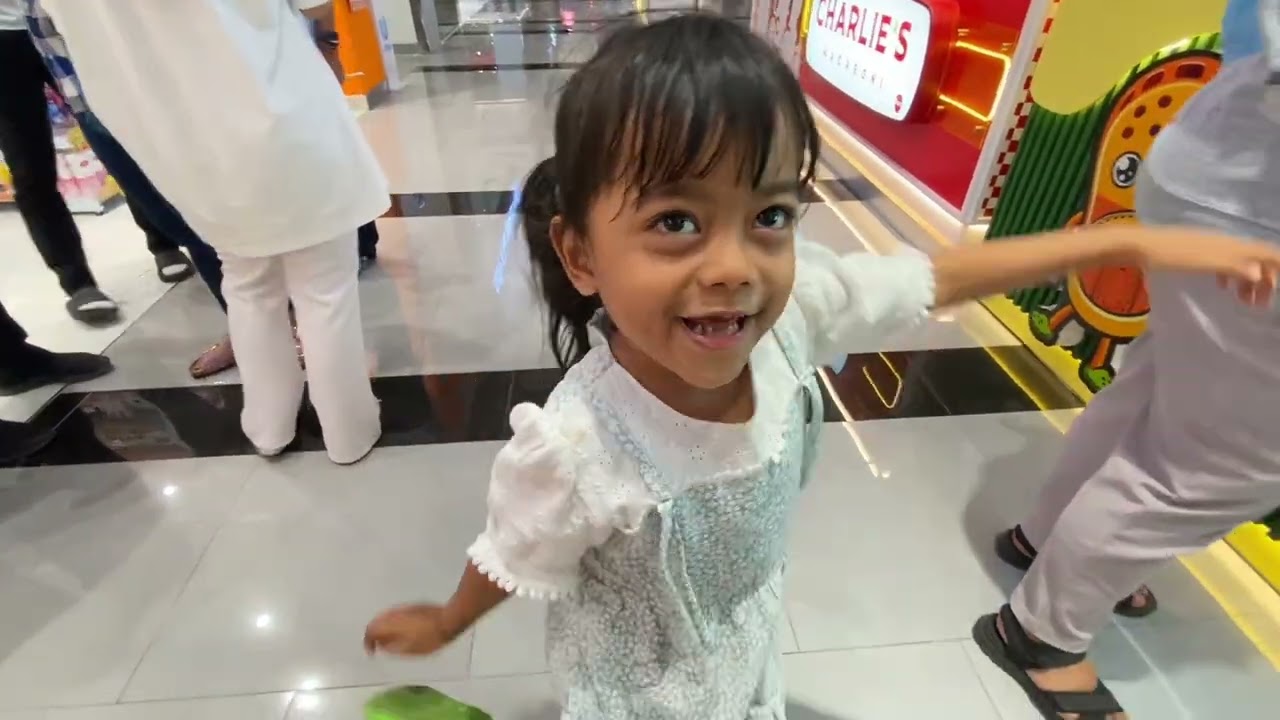 Arsyila  Makan sendal ? 