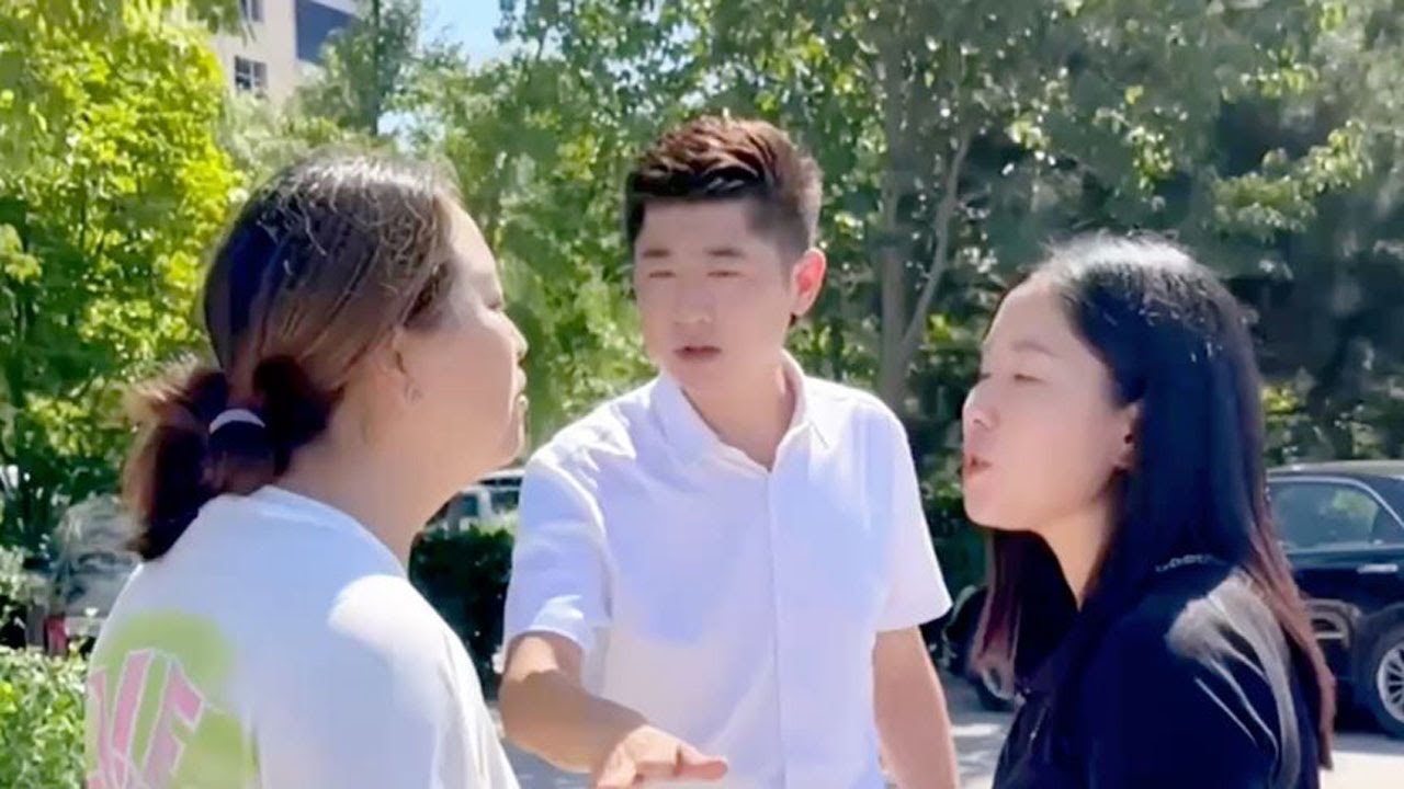 闺蜜拒不还钱还动手，无赖行劲让人愤怒，老师霸气处理… | 正义之光 #为百姓办事 #正义的护航