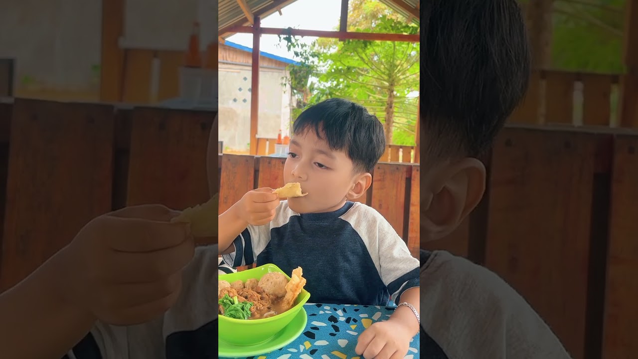 Mukbang mie ayam #mukbang #babymukbangeating #mieayambaso #makandihutan #masakdihutan #masakdikebun