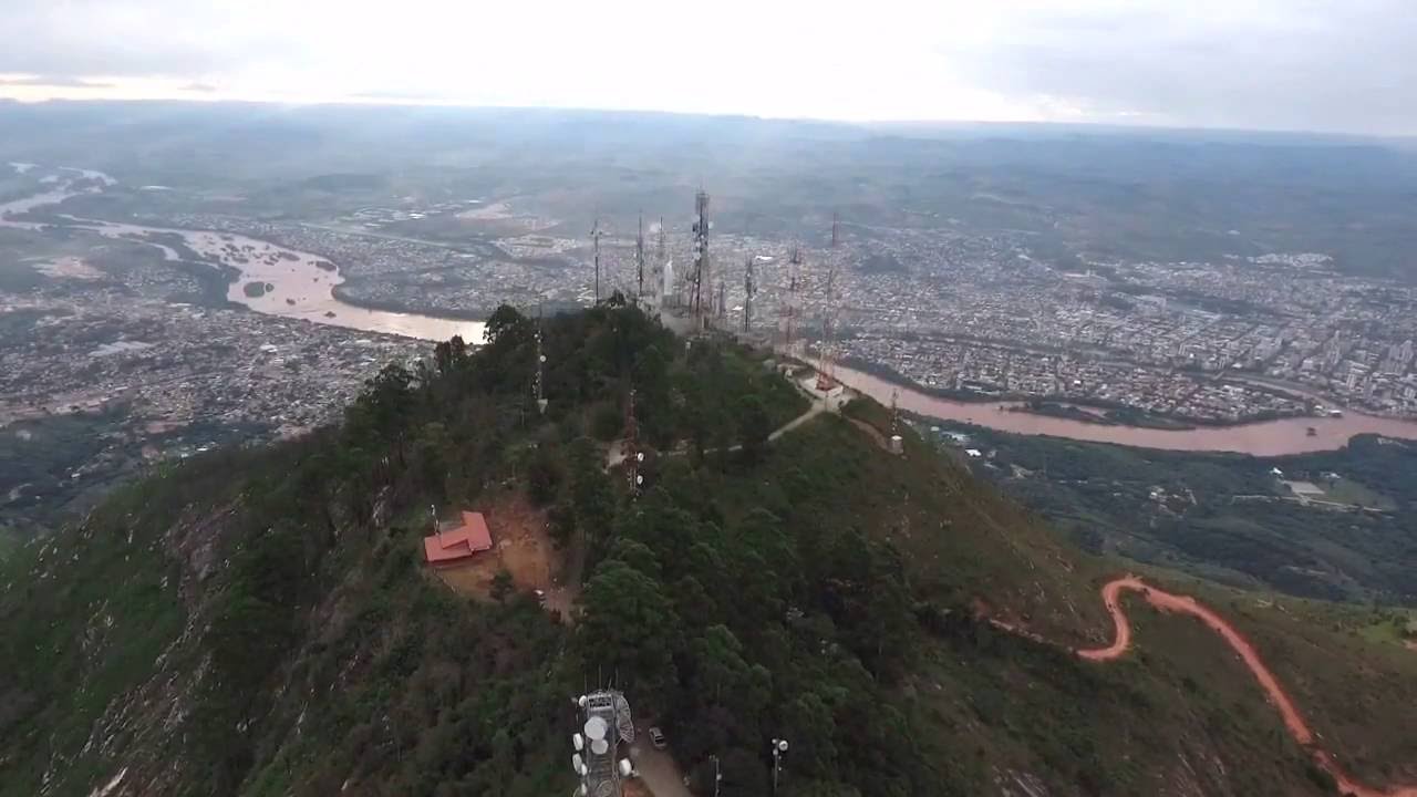 Drone DJI Phantom 4 primeiro voo pico do ibituruna em governador valadares - downhill - paraglider