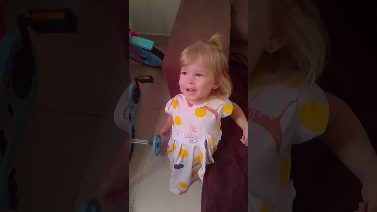 Júlia pedindo a papai para abrir a embalagem