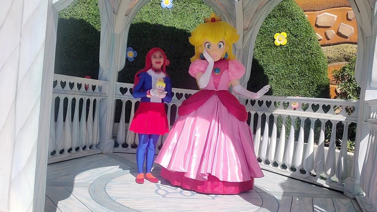 I introduce Baby Peach to Princess Peach in Super Nintendo World at Universal Studios Hollywood