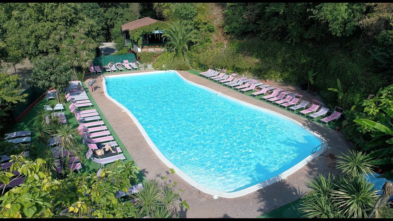 Immagini del Seven Hills Camping Village di Roma, nel Lazio
