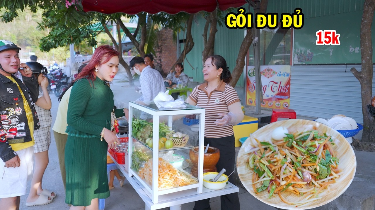 Ty Thy đụng hàng dĩa gỏi đu đủ 15k xem có gì - Ty Thy Vlog Gỏi đu đủ