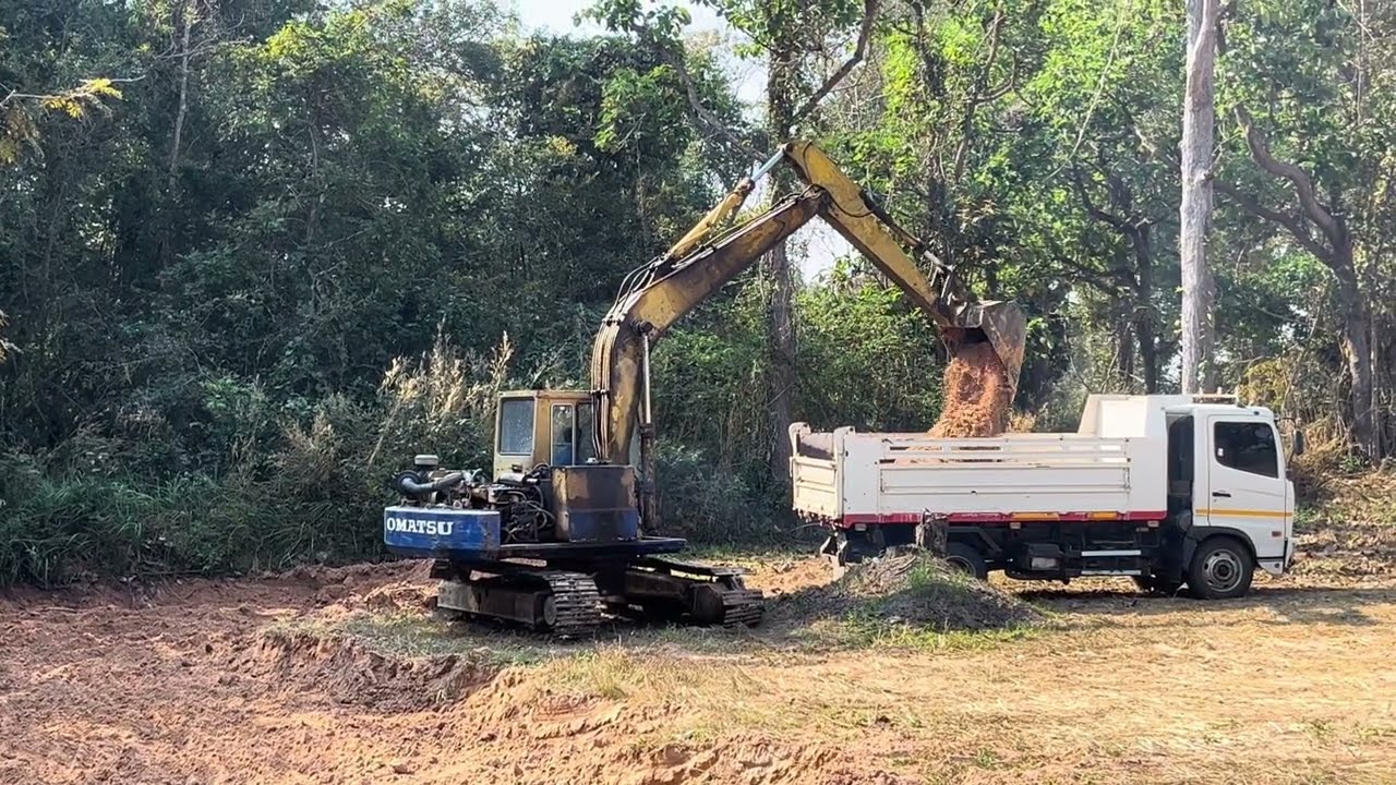 ขุดดิน ปรับที่นาปลูกข้าว