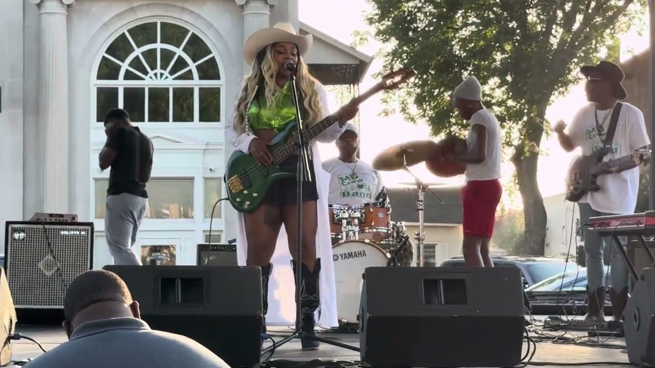 Musicdoll TB Live with the MD Crew Band