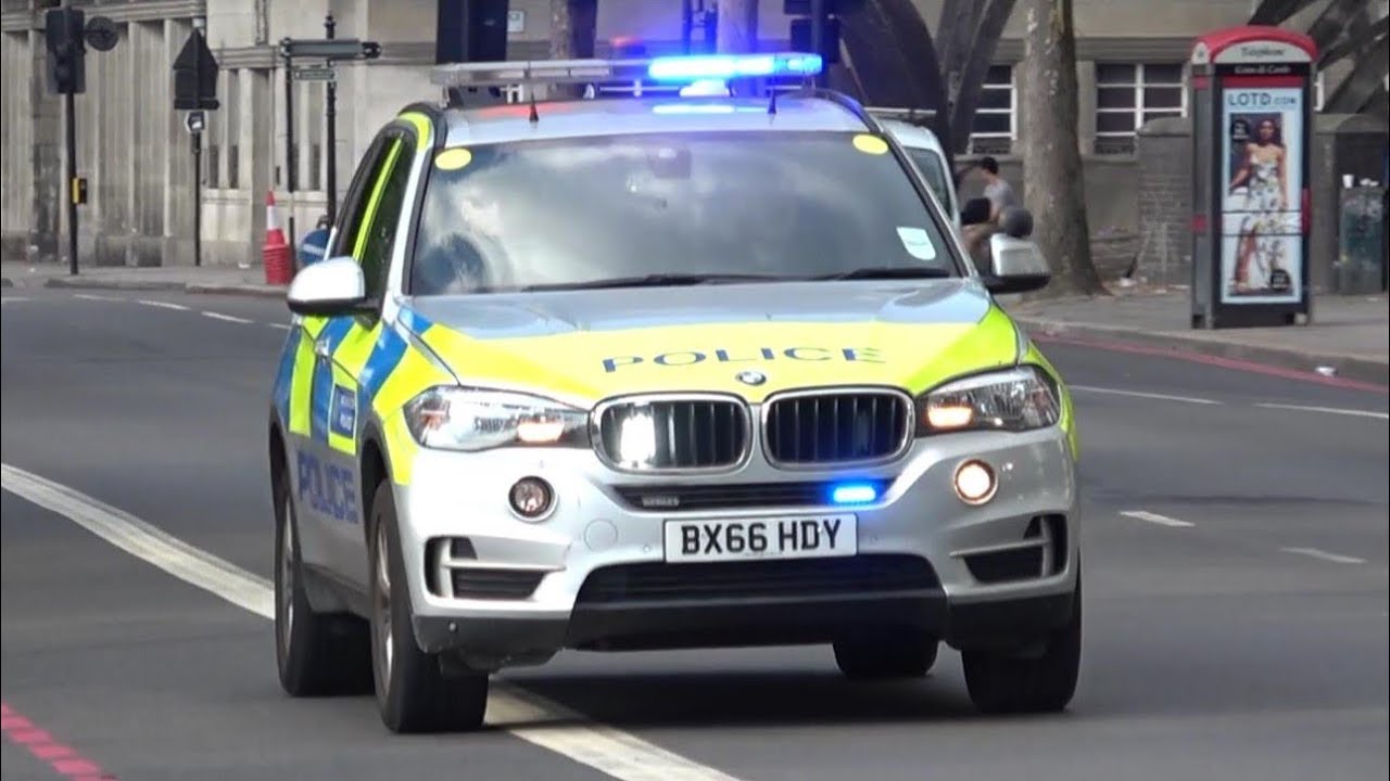 London Armed Police car responding VERY FAST with BULLHORN!