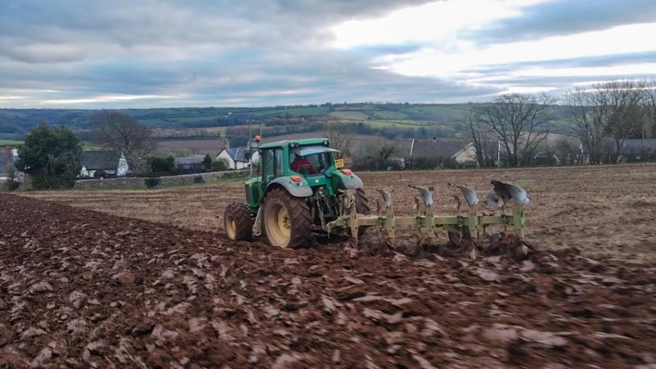 Ploughing with a John Deere 6520 and a Dowdeswell 5 furrow plough