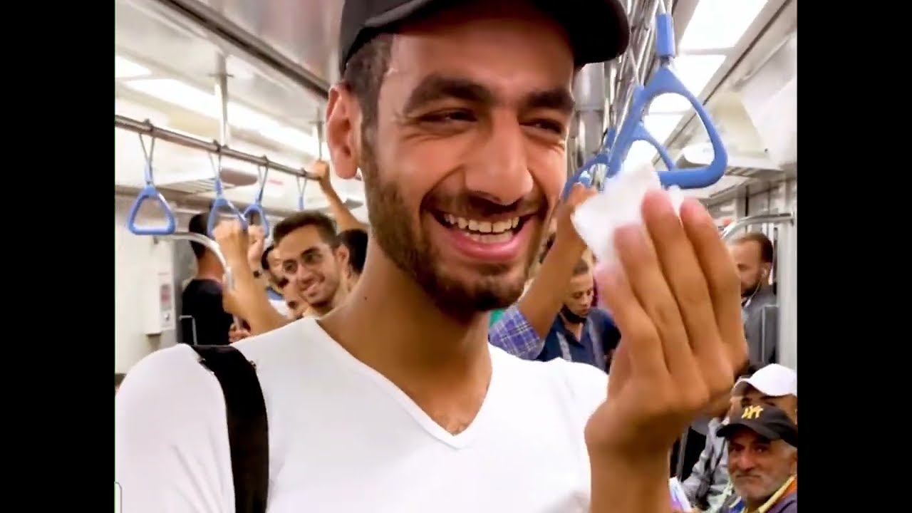 قارئ المترو المصري، صاحب الحنجرة الفريدة في تقليد القراء كالحصري والنقشبندي.