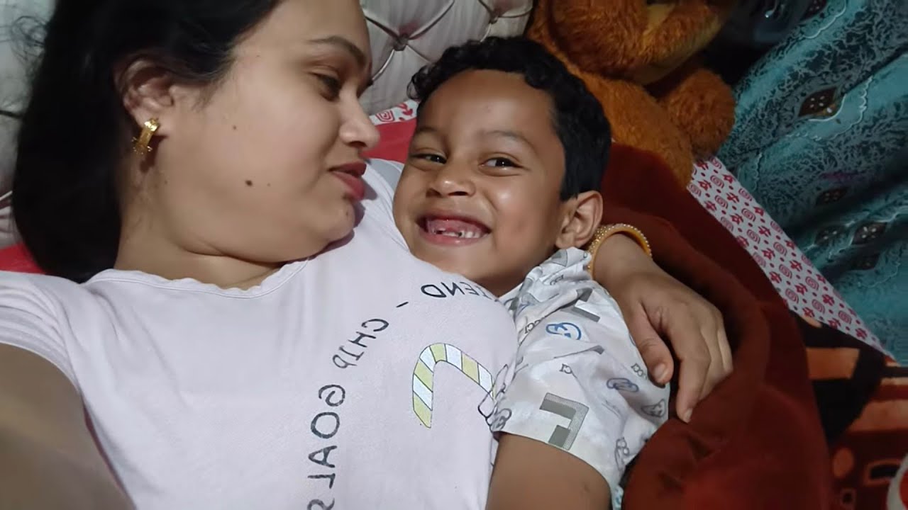 Breastfeeding women'sछोटे बच्चे को अपना धुन पिलाना मतलब अमृत पिलाना#Indian Mom breast feeding 