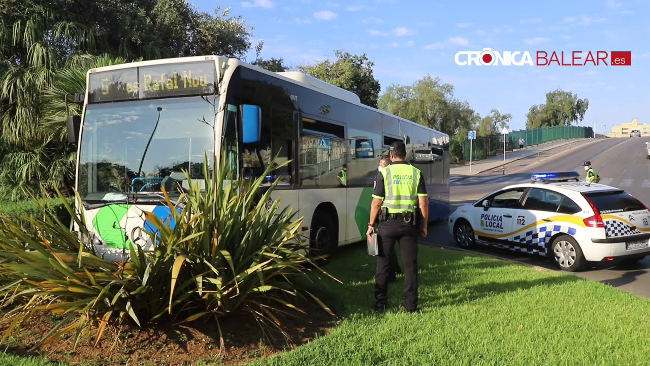 Un autobús de la EMT sufre un accidente al estrellarse contra una rotonda en Palma