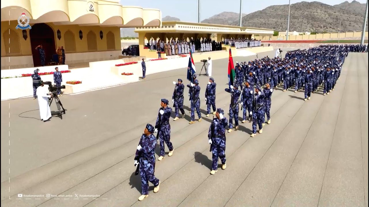 الشرطة تحتفل بتخريج دورات المهارات للضباط وتخريج دفعة من الشرطة المستجدين بولاية الجبل الاخضر .