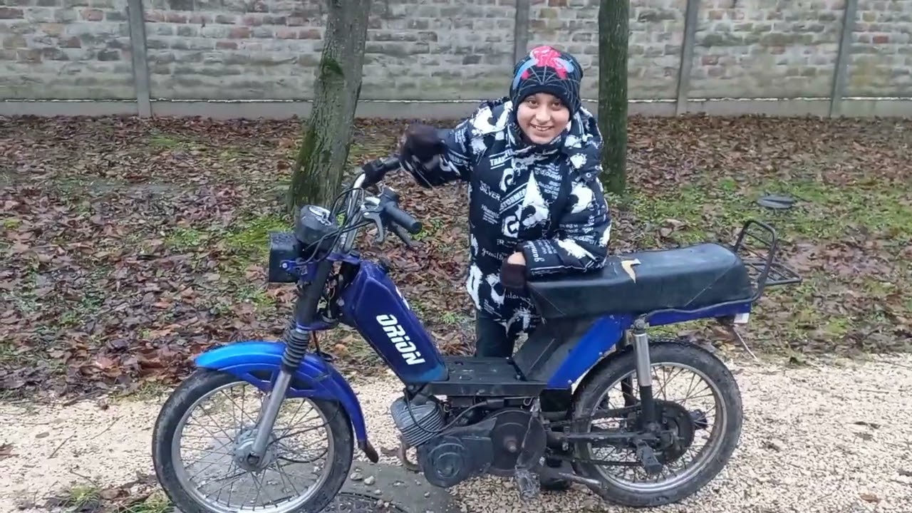Mala kidara vozi Gizmo automatika