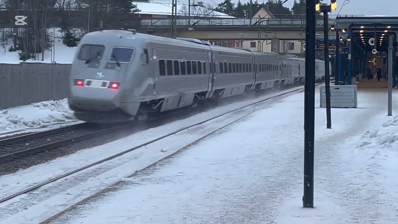 Svenska tåg del 19 Snabba tåg vid Stuvsta / Swedish trains part 19 Fast trains in Stuvsta 