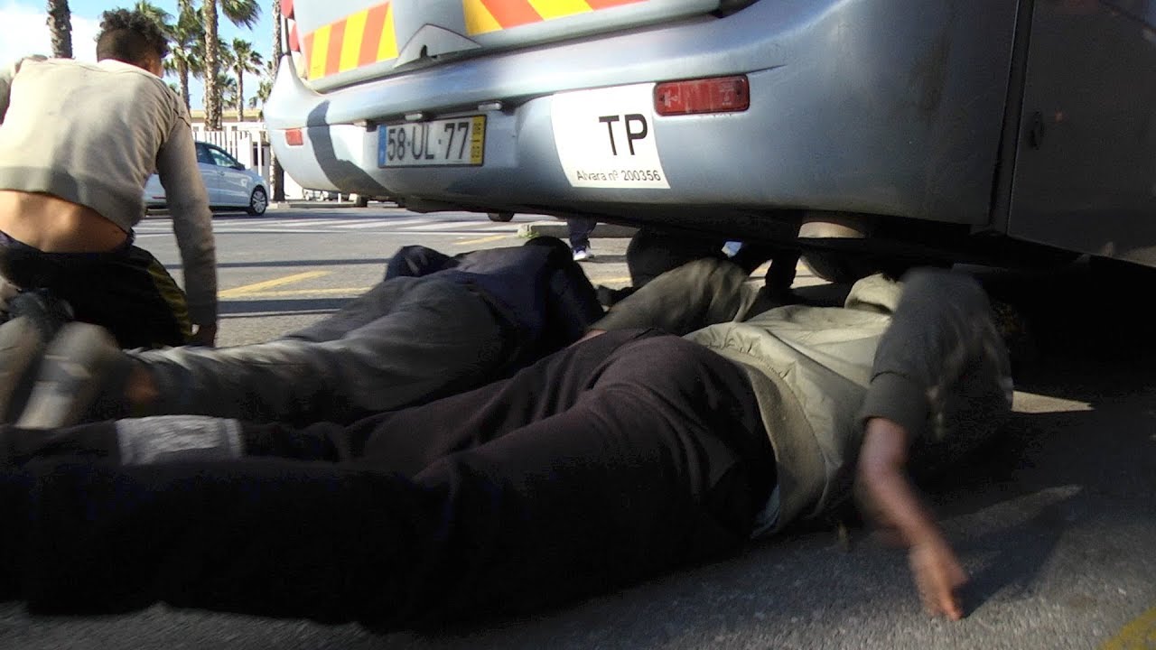 Acoso al autobús  desesperación en el puerto de Ceuta