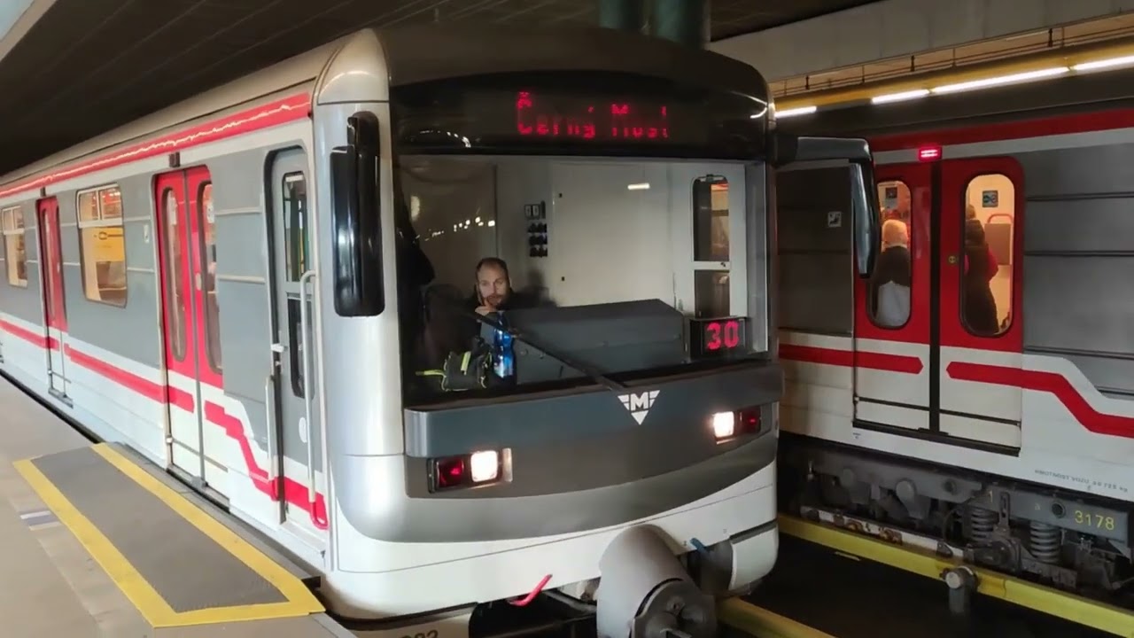 Př&iacute;jezd a Odjezd do Obrati&scaron;tě ve stanici Čern&yacute; Most (81-71M 3178 - 3179 a 3303 - 3345)