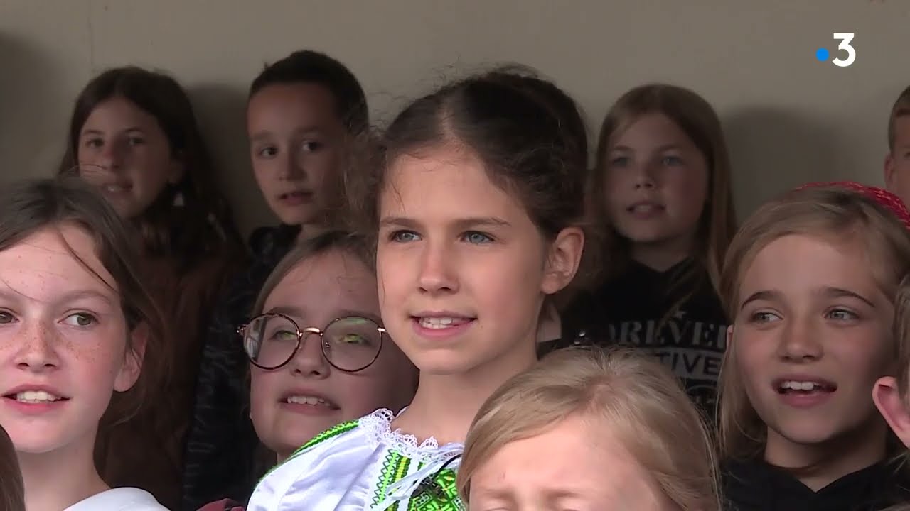 Guerre en Ukraine : une école du Doubs chante pour Anastasia, jeune réfugiée ukrainienne