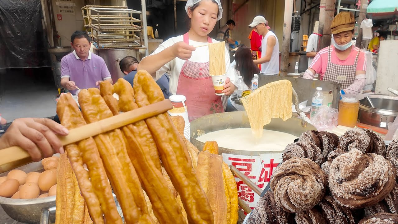 中国天津最大早市，碳水大满足！体验天津人的松弛感，大饼卷一切/炸糕/煎饼果子/肉蛋堡/铁板里脊/烧饼夹肉