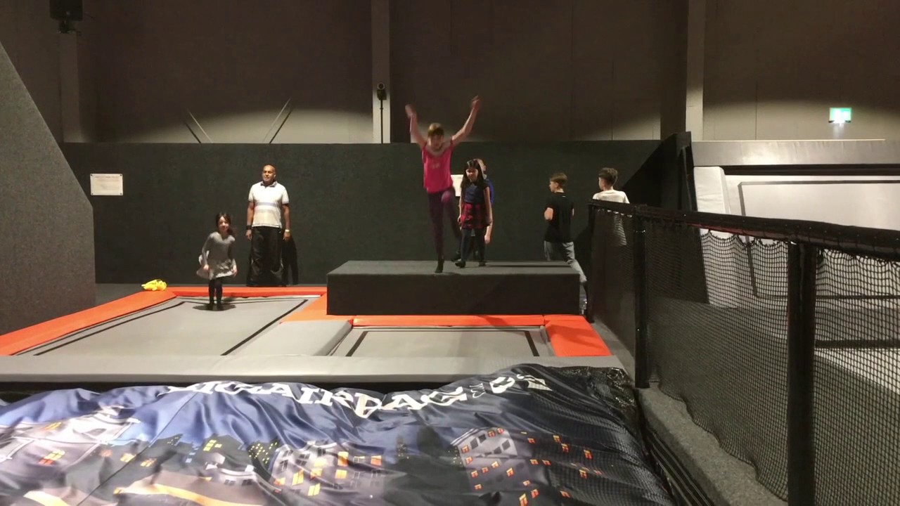 GYMNAST KARINA & HER GYMNASTICS AT JUMP CITY UK CHESHUNT TRAMPOLINE PARK