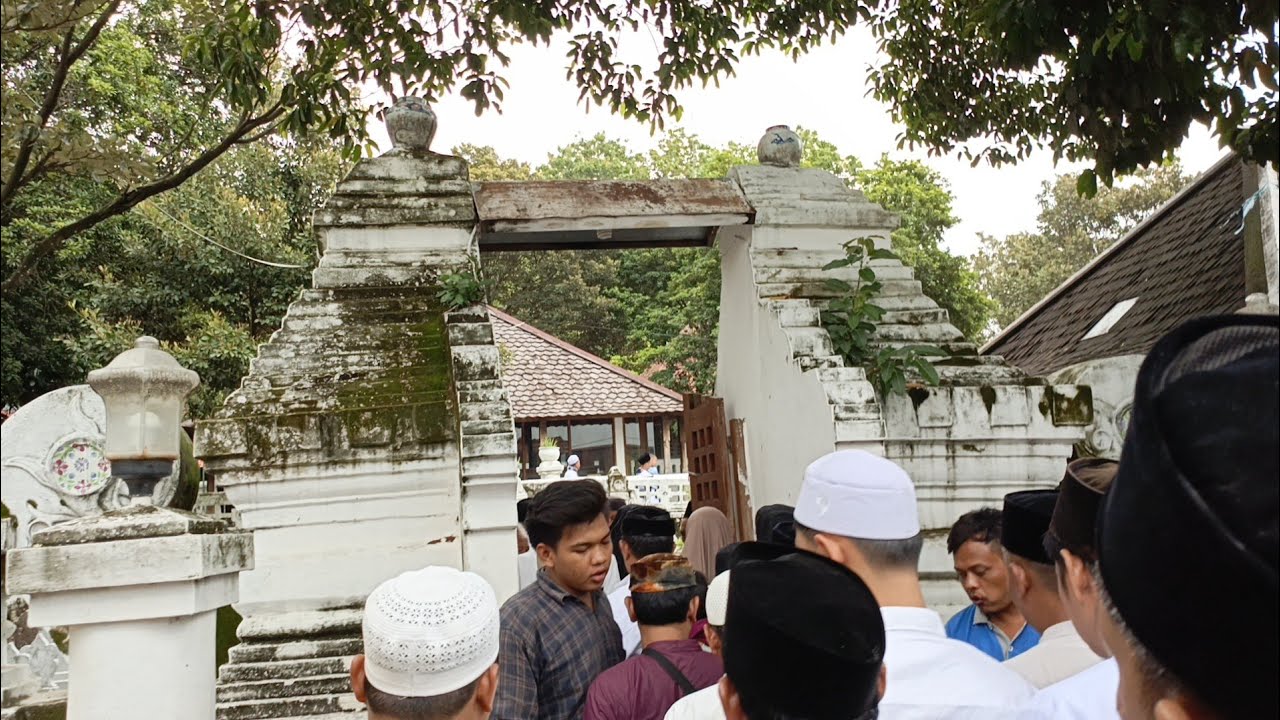 ZIARAH KE MAKAM SUNAN GUNUNG JATI SYEH SYARIF HIDAYATULLAH CIREBON
