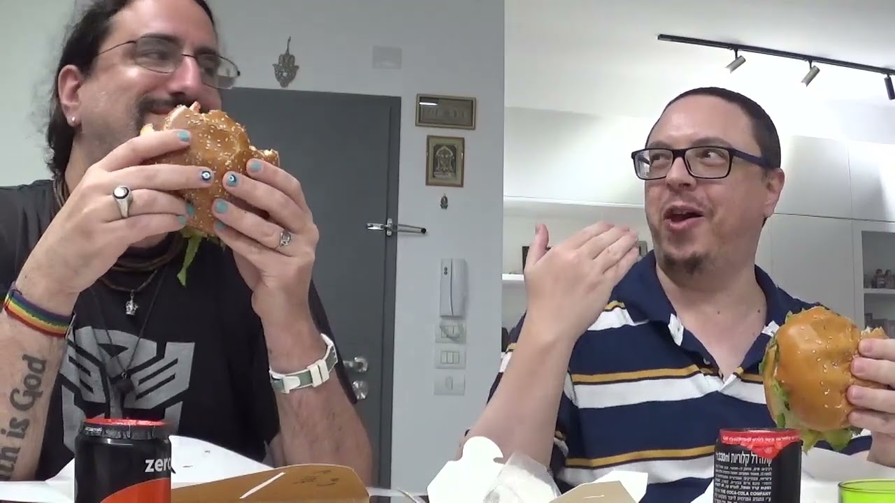 עומר ואבא קריר אוכלים המבורגרים בפעם הרביעית