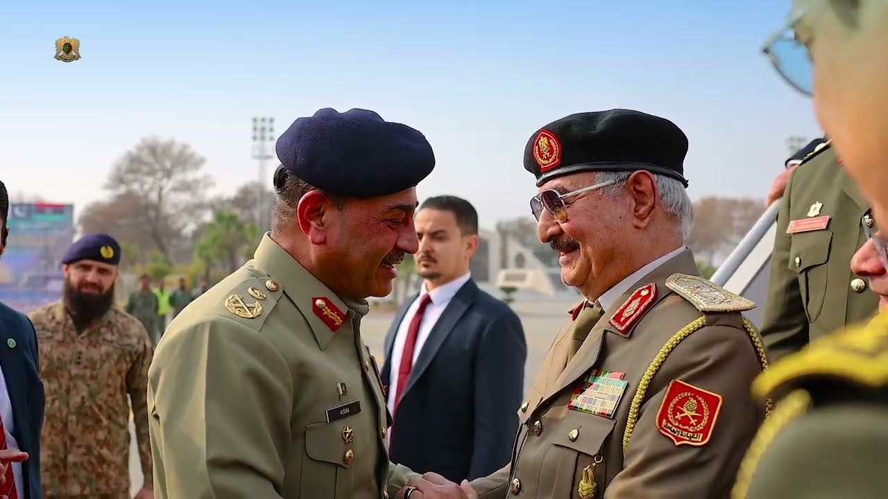 القائد العام المشير خليفة حفتر ونائبه الفريق صدام حفتر يصلان إلى باكستان وسط مراسم استقبال رسمية.