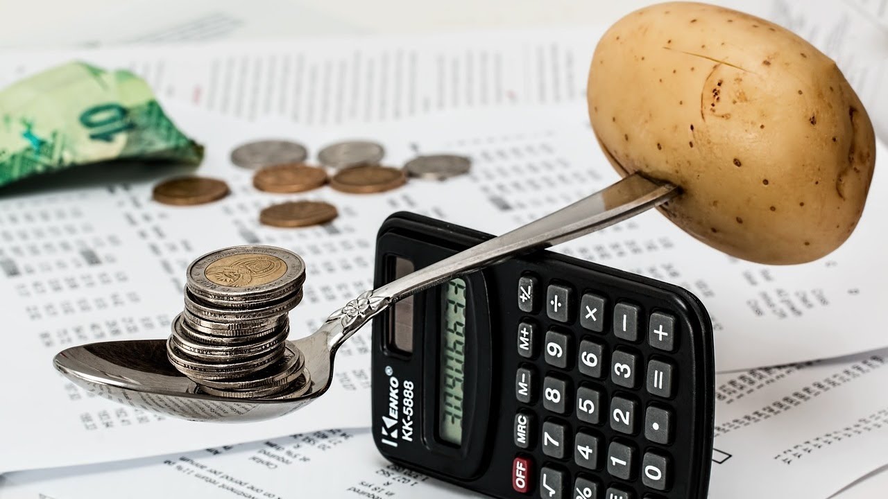 Economic Struggles in a World of Inflation - Impact on Cost of Living & Financial Strategies