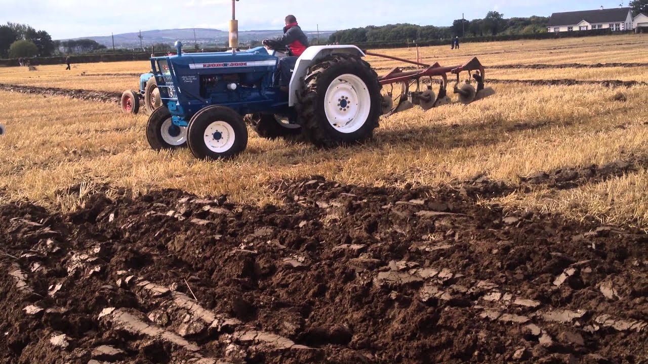 Ford 5000 ploughing