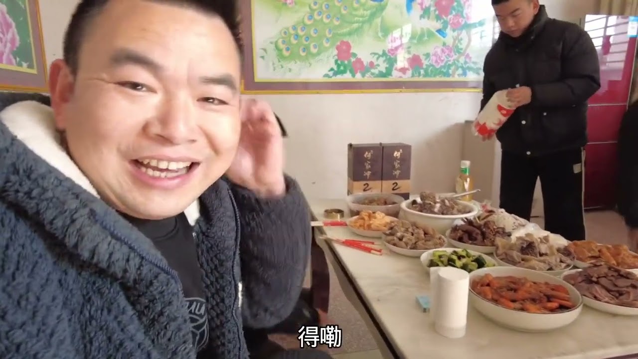 酒厂陈总来家里做客，午饭10个菜2瓶白酒，吃饱喝足真高兴！
