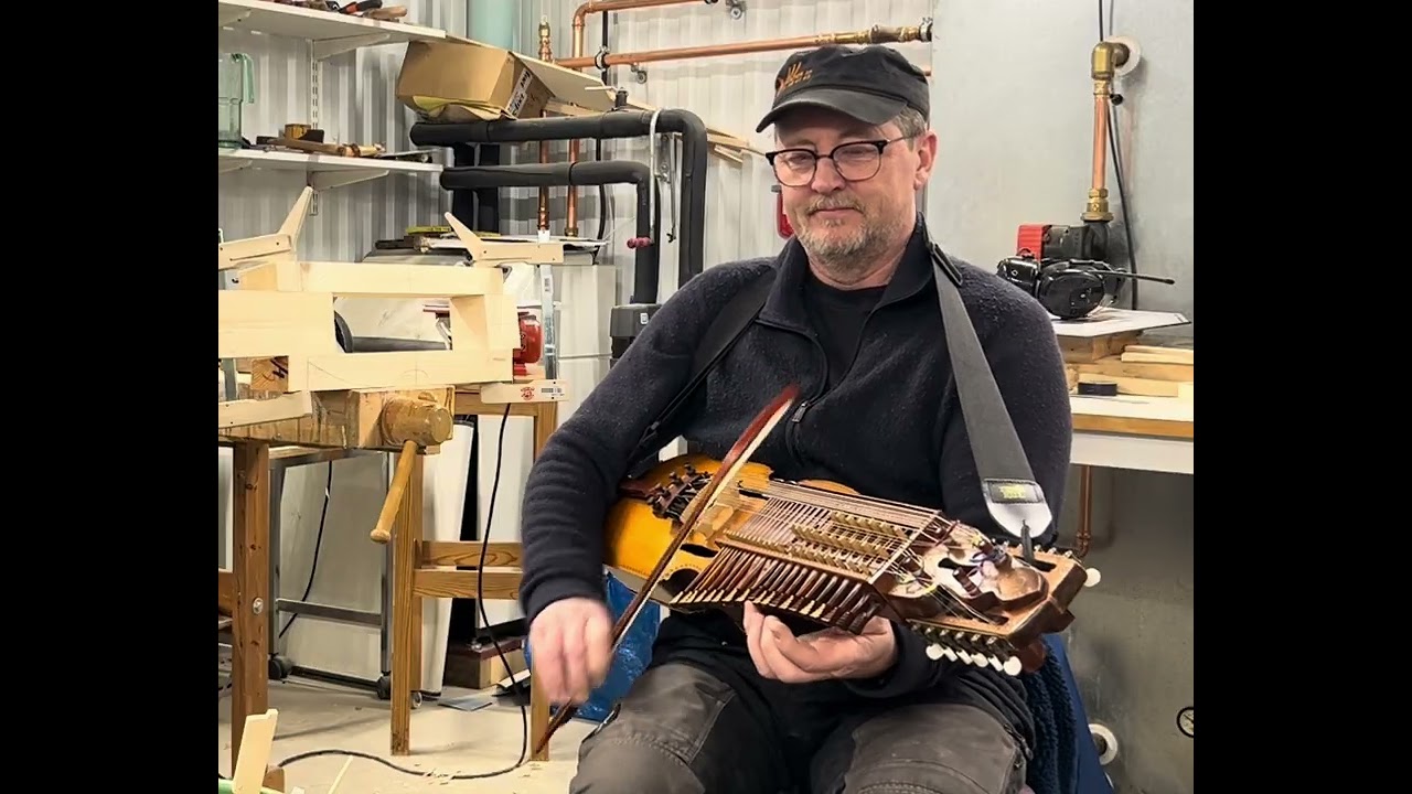 Brudmarsch av Calle Lager med Anders Mattsson på nyckelharpa. Försöker återge Calles snoastil