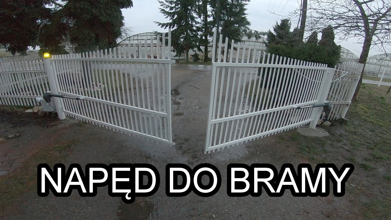 Ogrodnik montuje napęd do bramy. FAAC GENIUS GBAT 300 S3E020