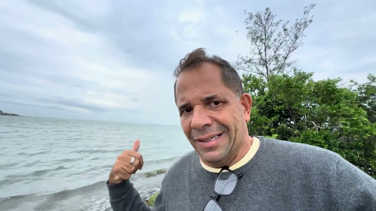 Ricardo Ferreira mostrando um braço de terra Figueira entrando água a dentro na lagoa de Araruama 
