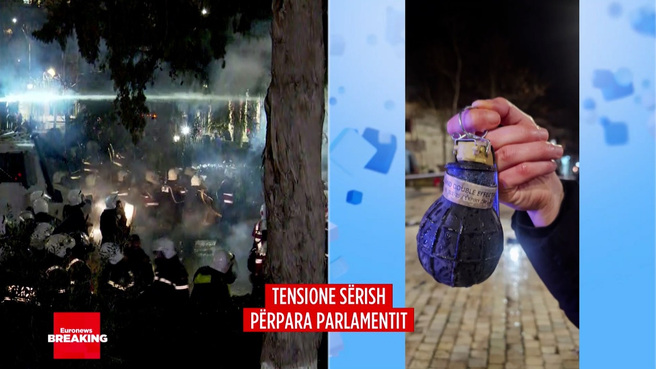 “Luftë” përpara Parlamentit! Policia qëllon me bomba zhurmuese për të shpërndarë protestuesit