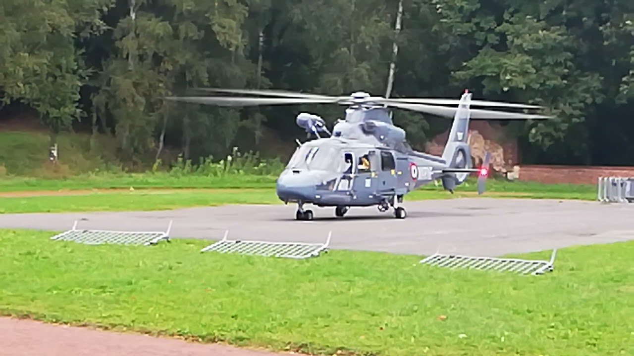 Décollage d'un hélicoptère dauphin de la marine nationale à la citadelle d'Arras