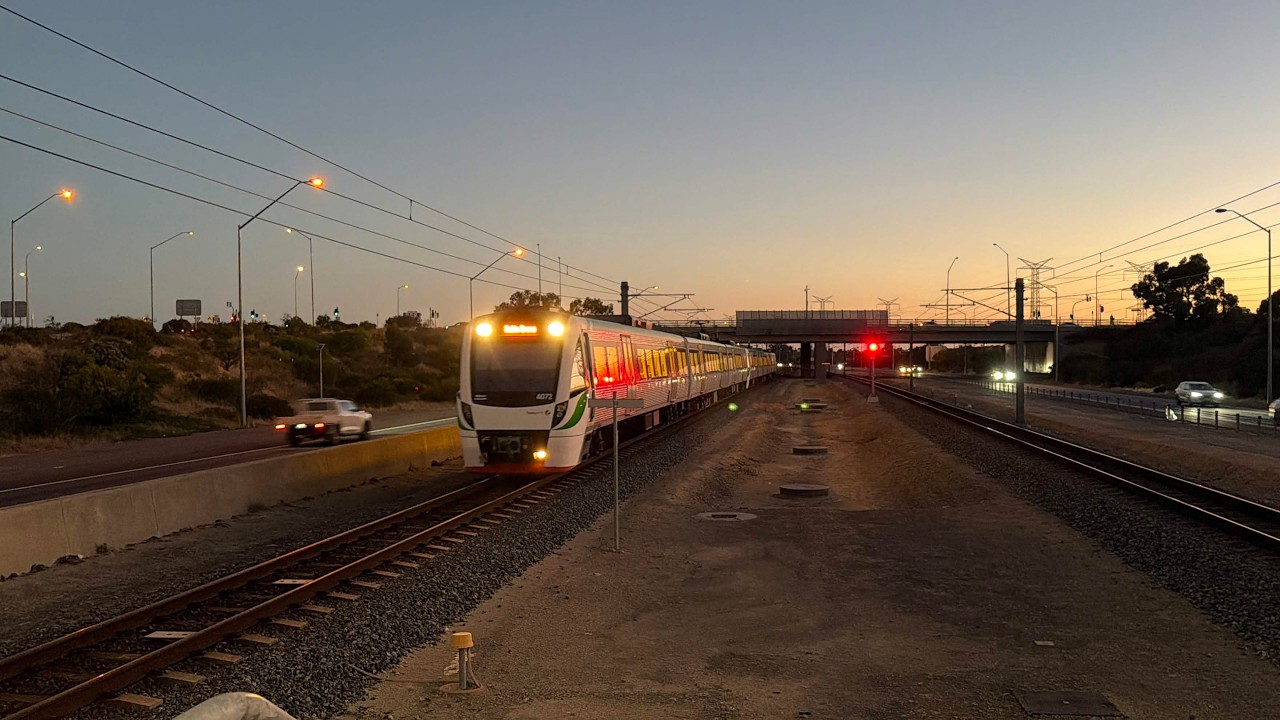 Trains running on the wrong track on the outer Mandurah line