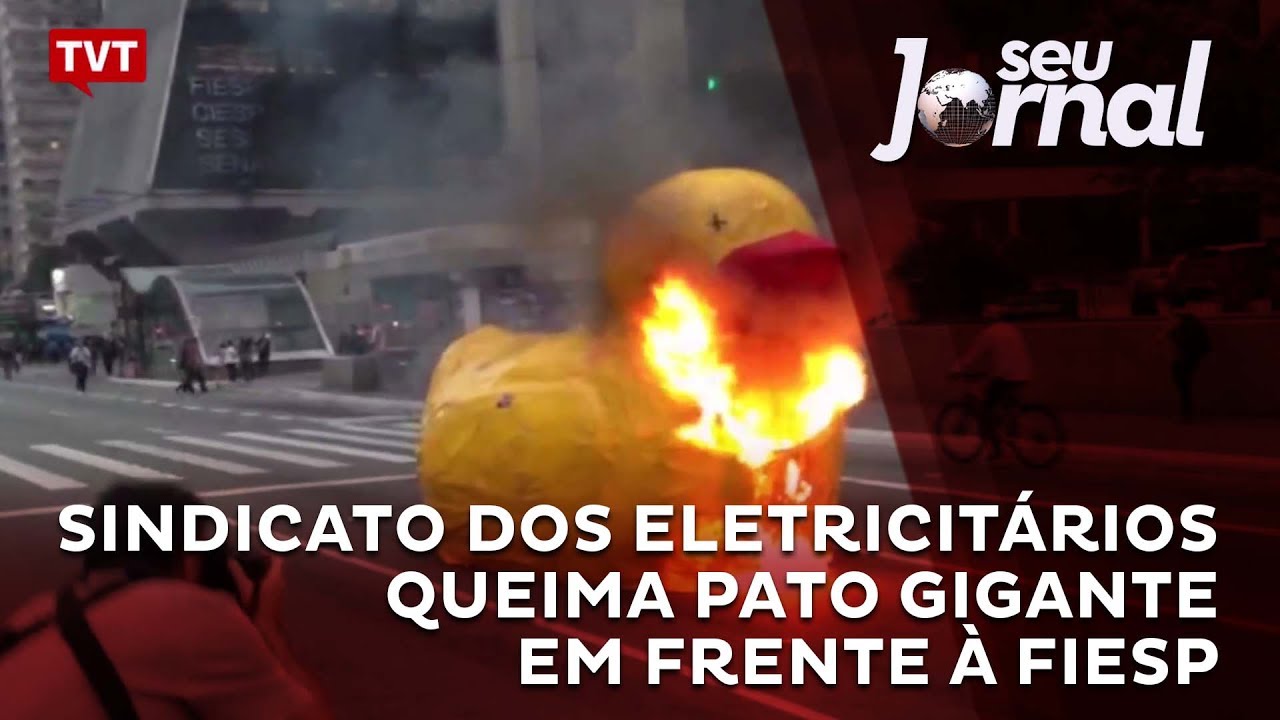 Sindicato dos Eletricitários queima pato gigante em frente à FIESP