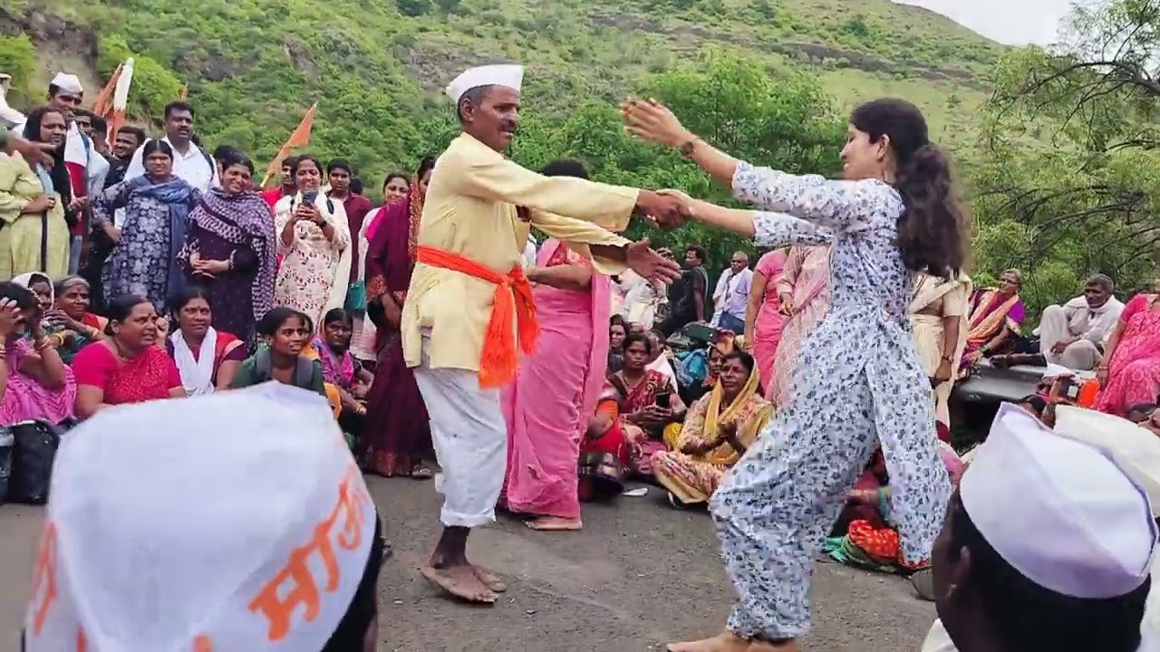 दिवे घाट मध्ये वारकरी वारीमध्ये आनंद व्यक्त करताना दिसत