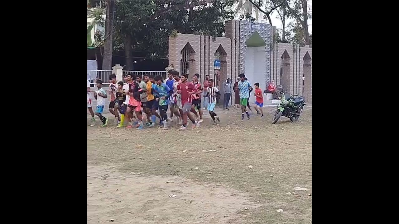 কোচের নিবিড় পরিচর্যায় চলছে ফুটবল প্রশিক্ষণ।-০১