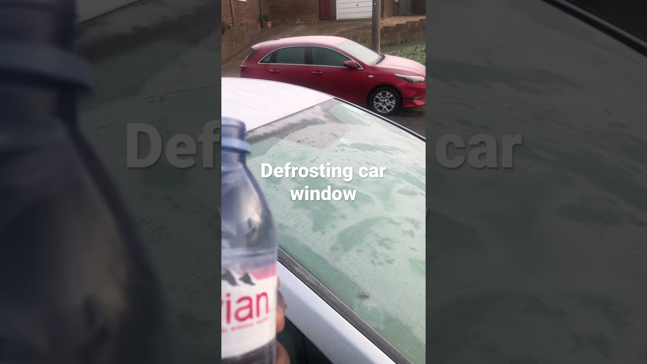 Sbrinare il parabrezza dell'auto con acqua tiepida in inverno. Freddo. Neve. Temperature sotto zero.