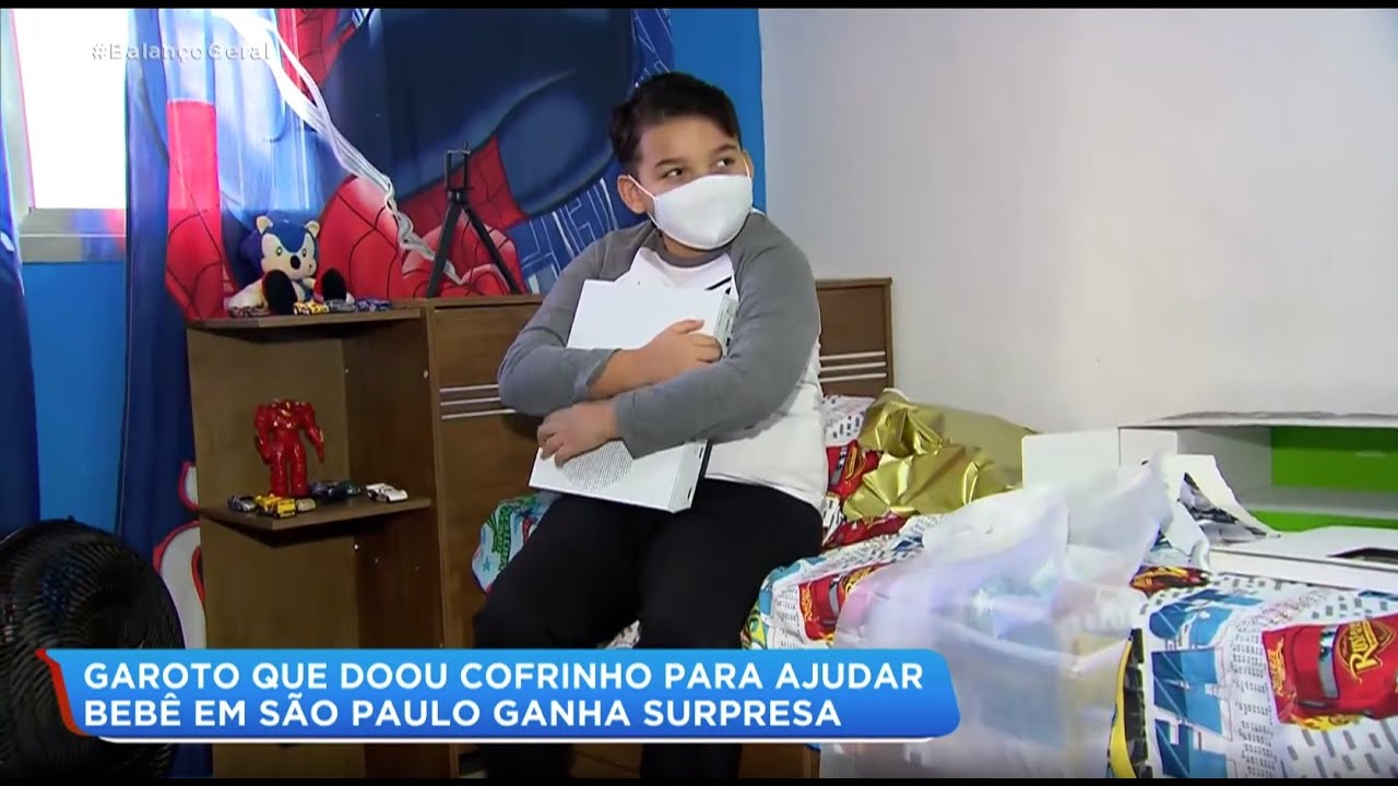 Menino que doou cofrinho para ajudar bebê ganha uma surpresa