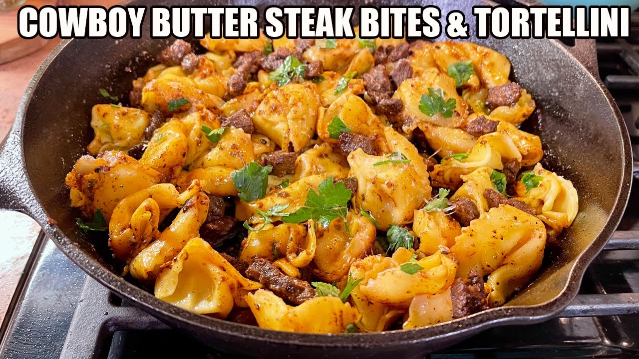 Закуски из стейка в ковбойском сливочном соусе с тортеллини, приготовленные на сковороде.