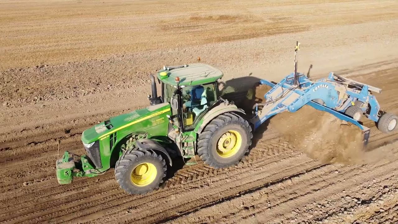 Livellatura con John Deere 8335R combinato con una livella Fontana da 6 metri