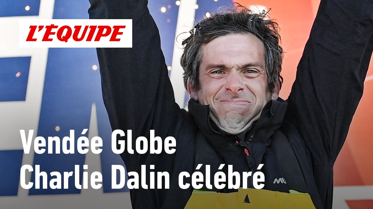 Fumigènes, bain de foule et trophée : les images de la célébration de Charlie Dalin (Vendée Globe)