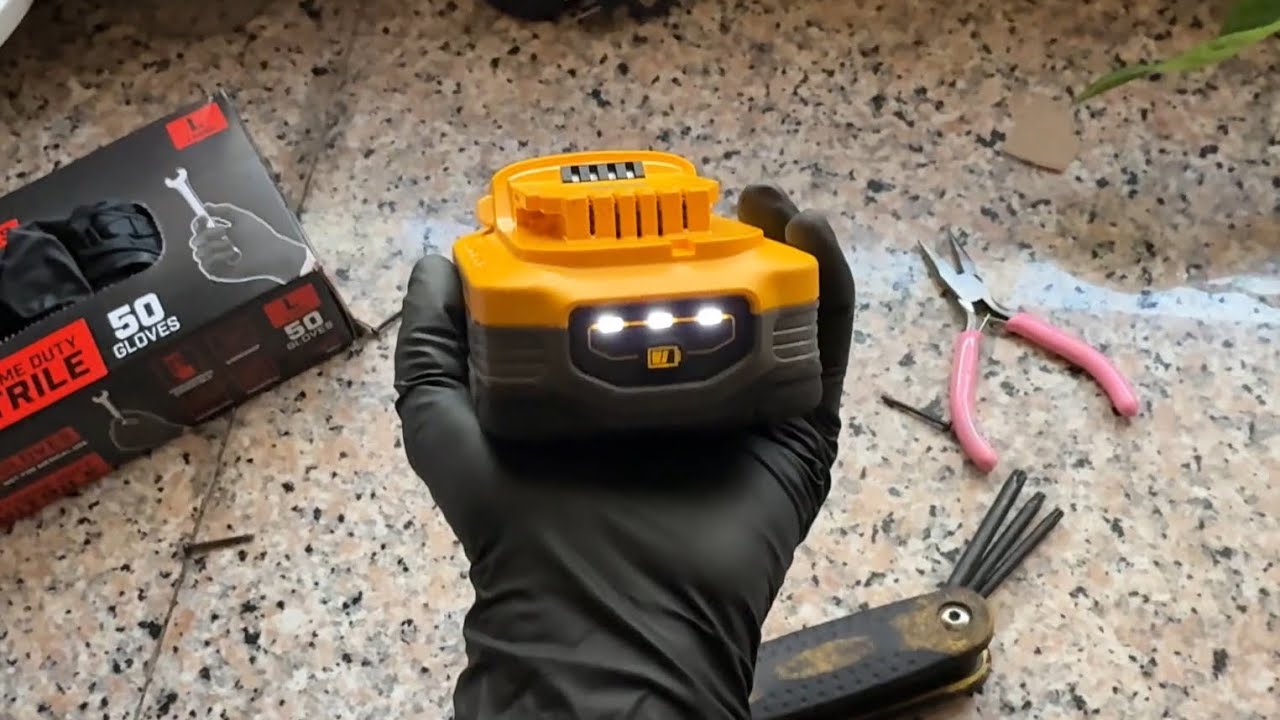 Горит ли индикатор заряда аккумулятора DeWalt? Посмотрите это видео.