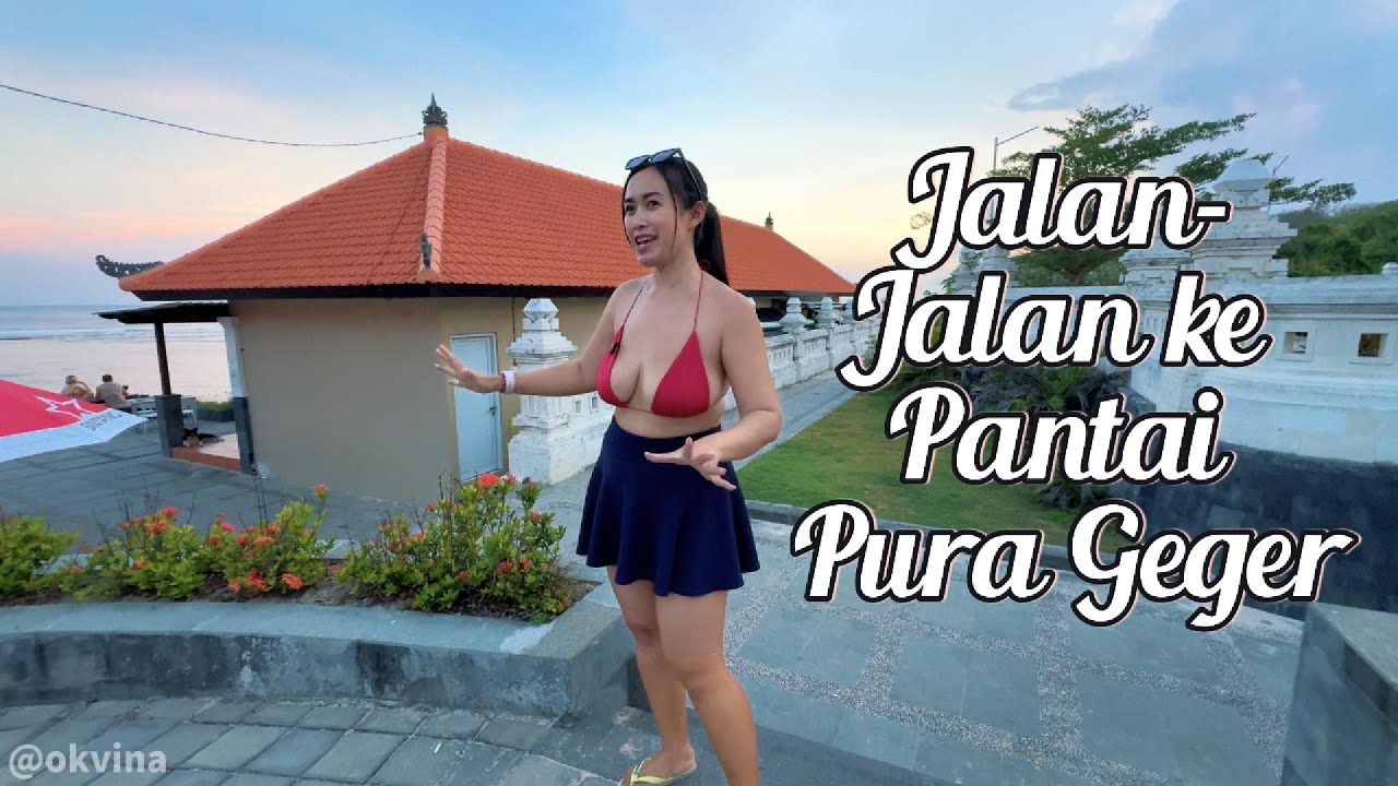 Pakai Bikini Warna Merah Jalan-Jalan Sore di Pantai Pura Geger