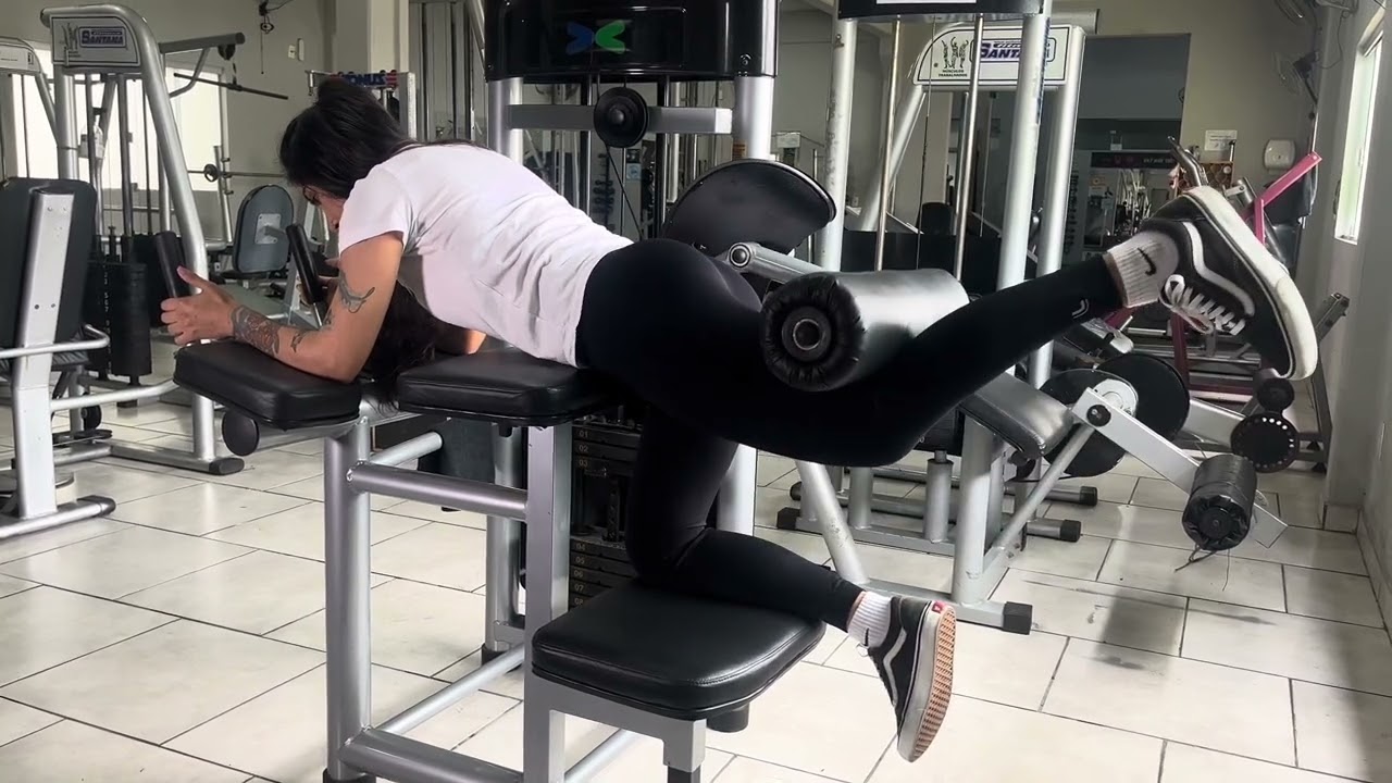 Exercício para Glúteo e Posterior de Perna na Máquina 4 Apoios