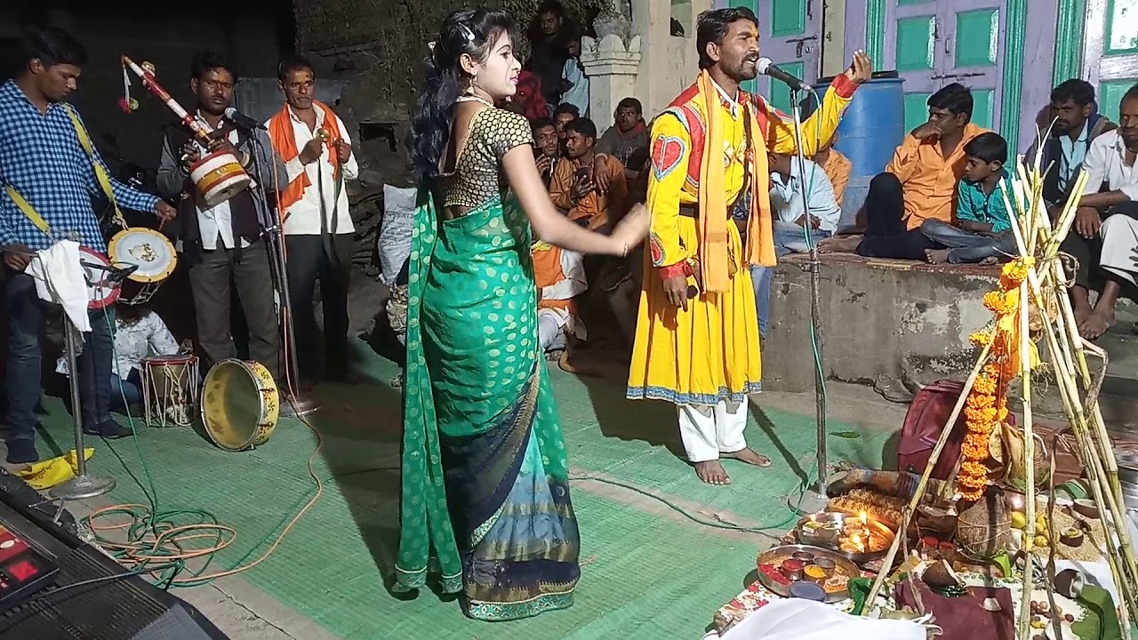 सुंदर जुनीं गौळण। अरे अरे नको हात घालु डेर्यात। तुला गोडीनी सांगते मारीन गालात।