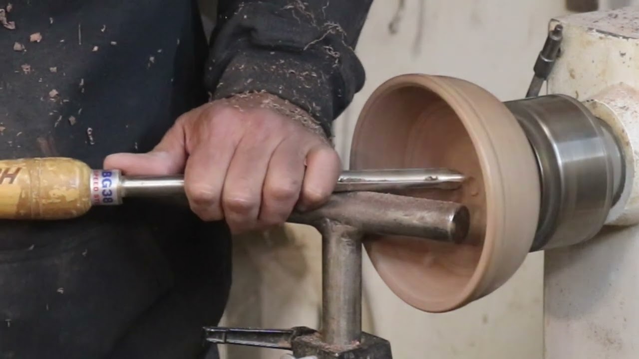 Turning a Walnut Bowl / Lathe Basics Pt1